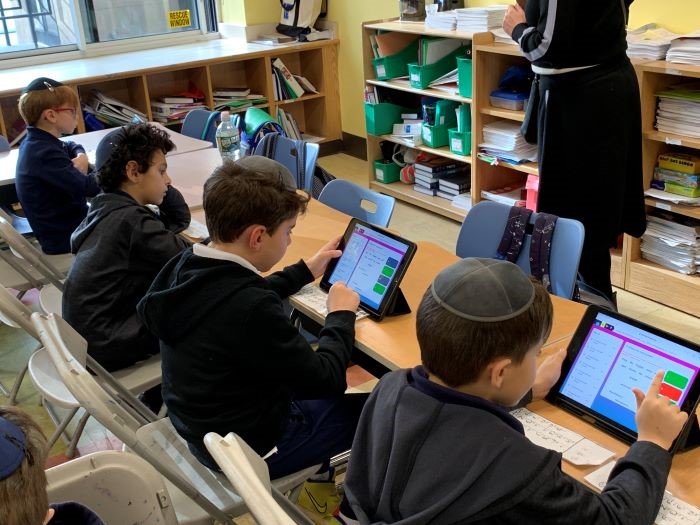 Boys learn with the Lomdei platform
